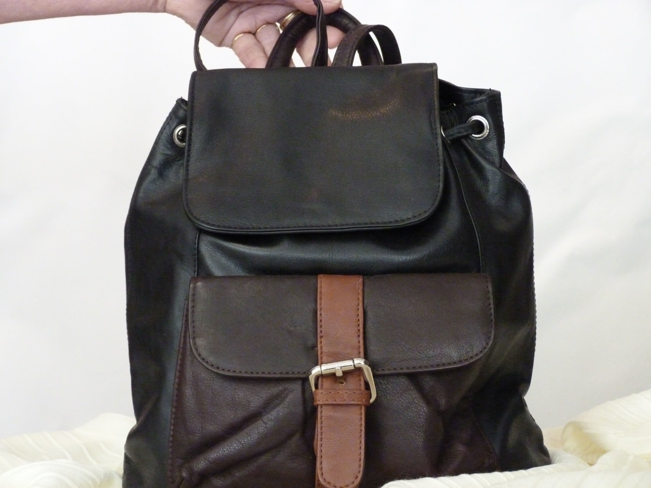 Ein schwarzer Lederrucksack in schwarz/cognac