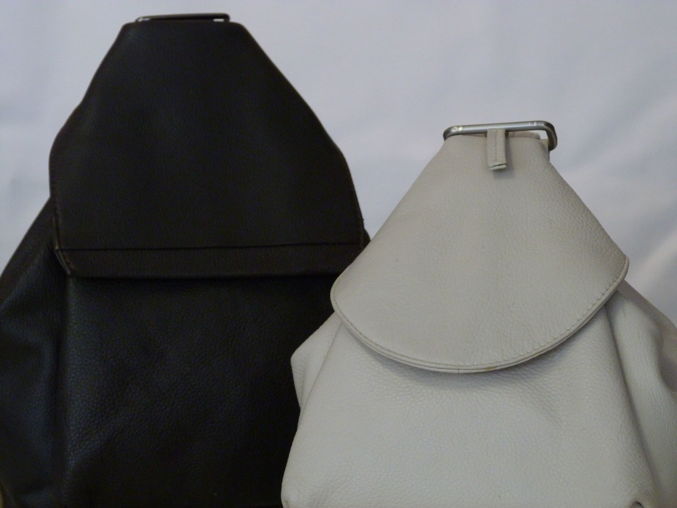 Zwei kleine Reiserucksäcke in schwarz und Cremé weiß