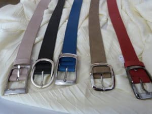 Damenledergürtel in den Farben beige, schwarz, blau, braun und rot
