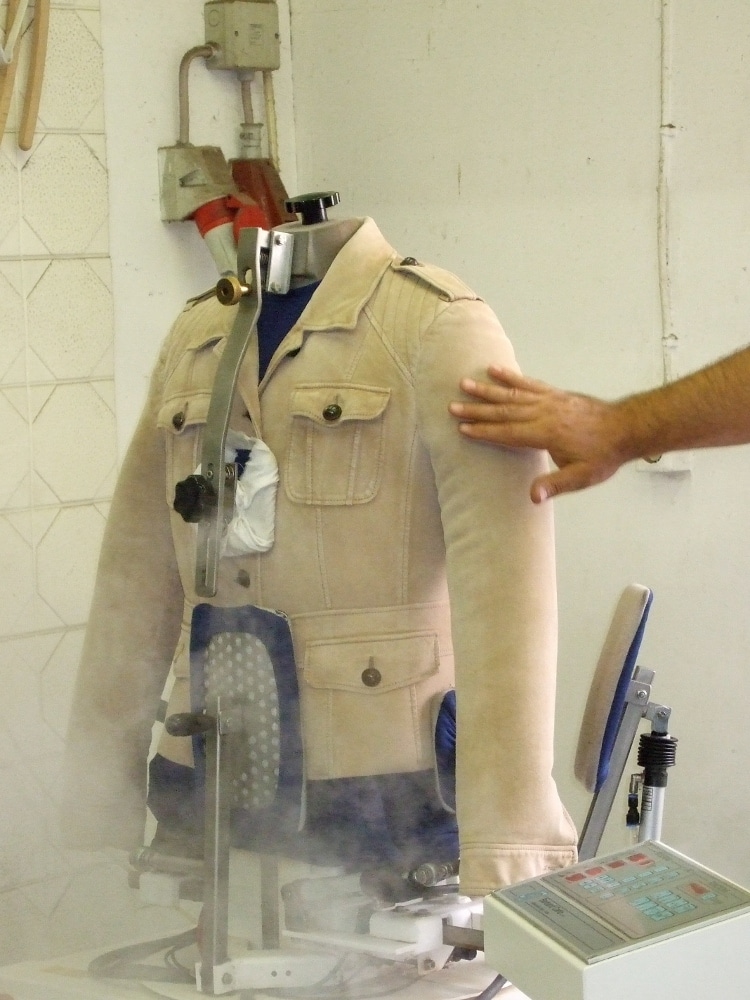 Eine Lederjacke nach der Reinigung durch Dampfbügeln