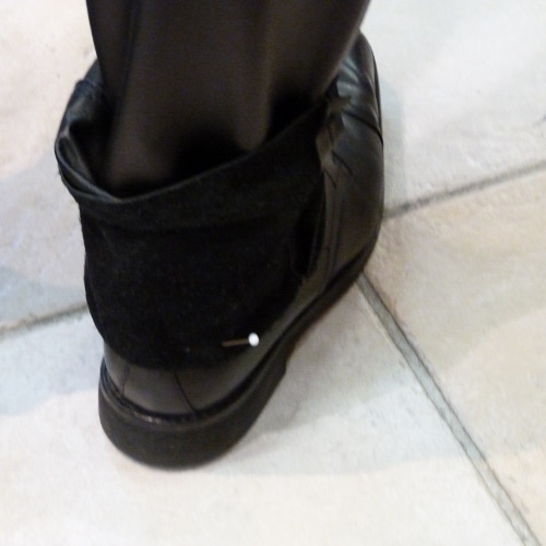 Hier wird der Saum einer Lederhose gekürzt