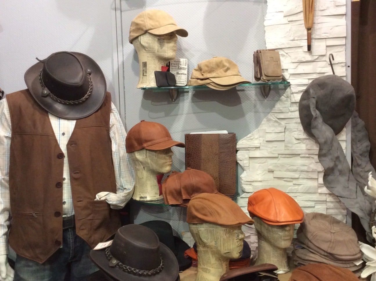 Eine braune Lederweste mit diversen braunen Hüten