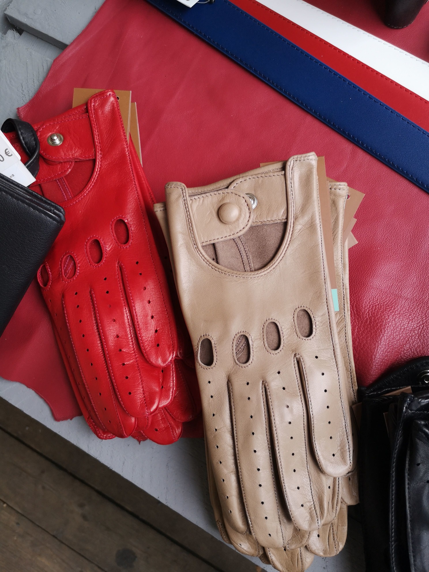 Lederhandschuhe für die Autofahrt in rot und braun
