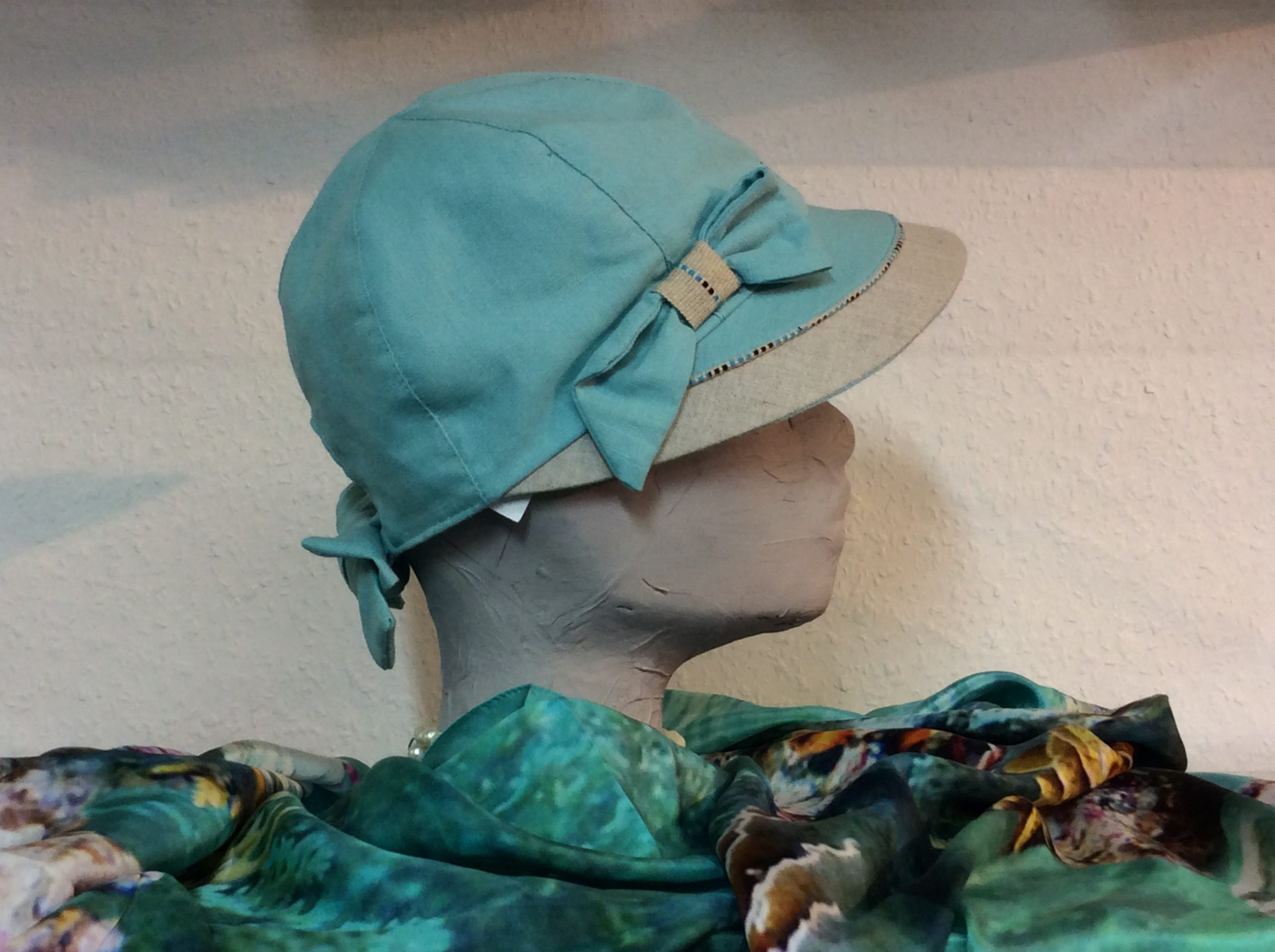 Ein türkiser Hut für die Dame mit türkiser Schleife