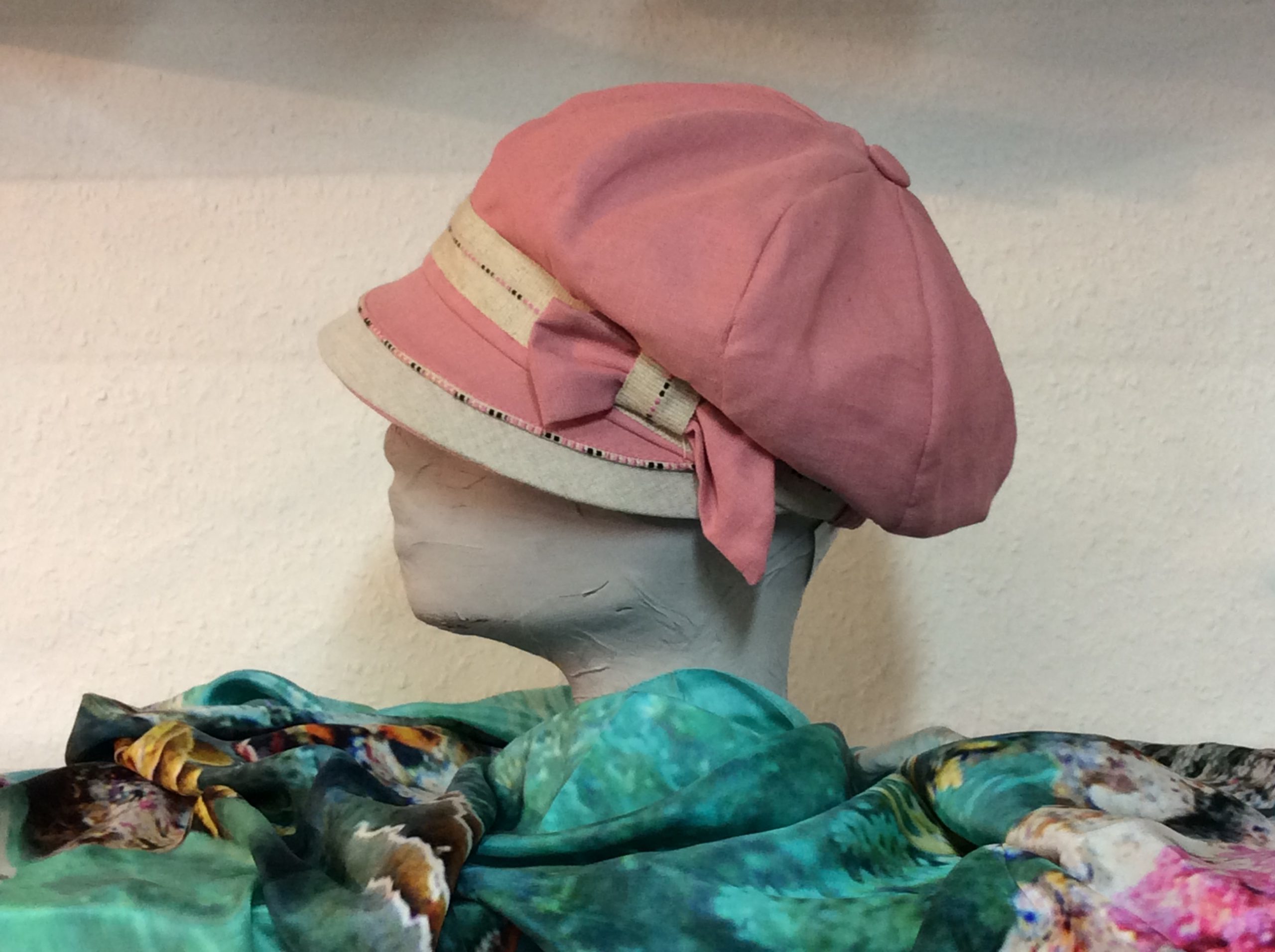 Ein rosa Hut für die Dame mit rosa Schleife