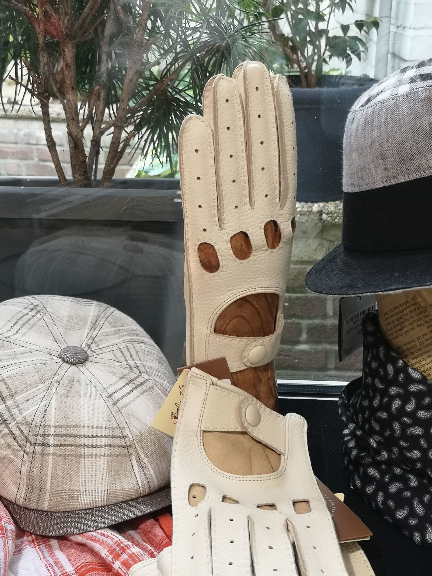 Lederhandschuhe für die Autofahrt in beige