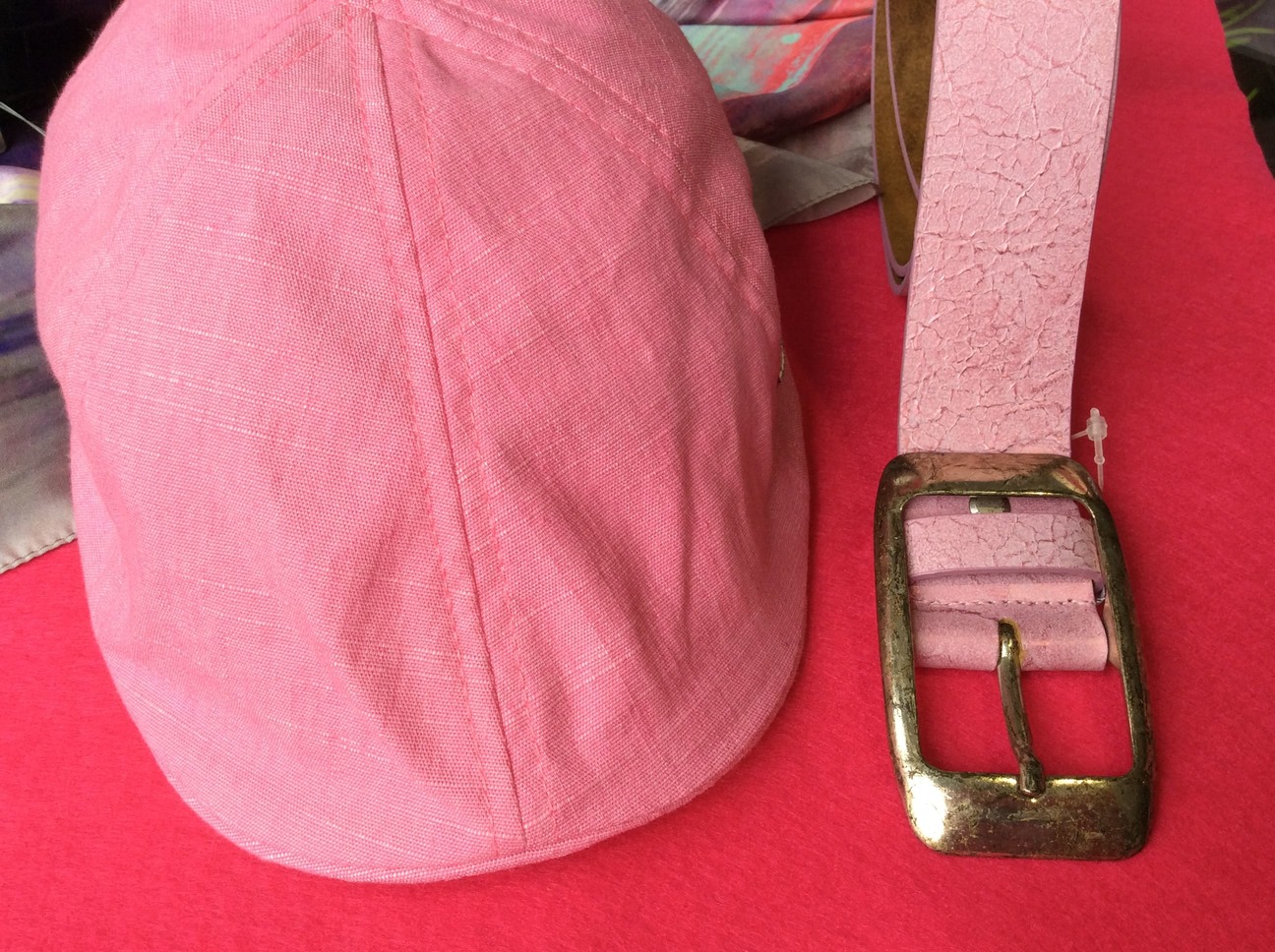 Rosa Kombination einer Sommerkappe mit einem Damenledergürtel