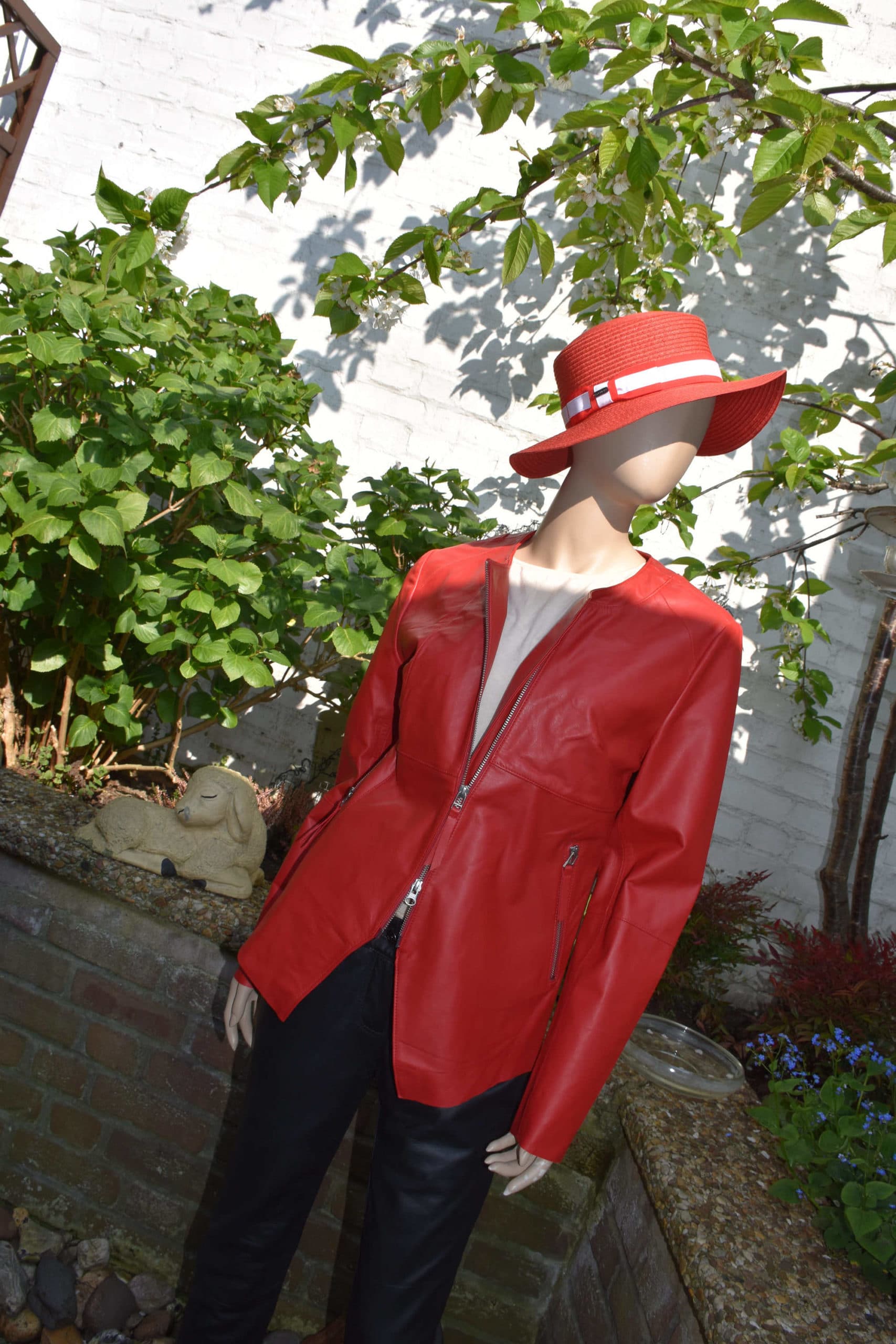Ein roter Hut für die Dame mit dem dazu passenden Kurzmantel aus rotem Nappaleder