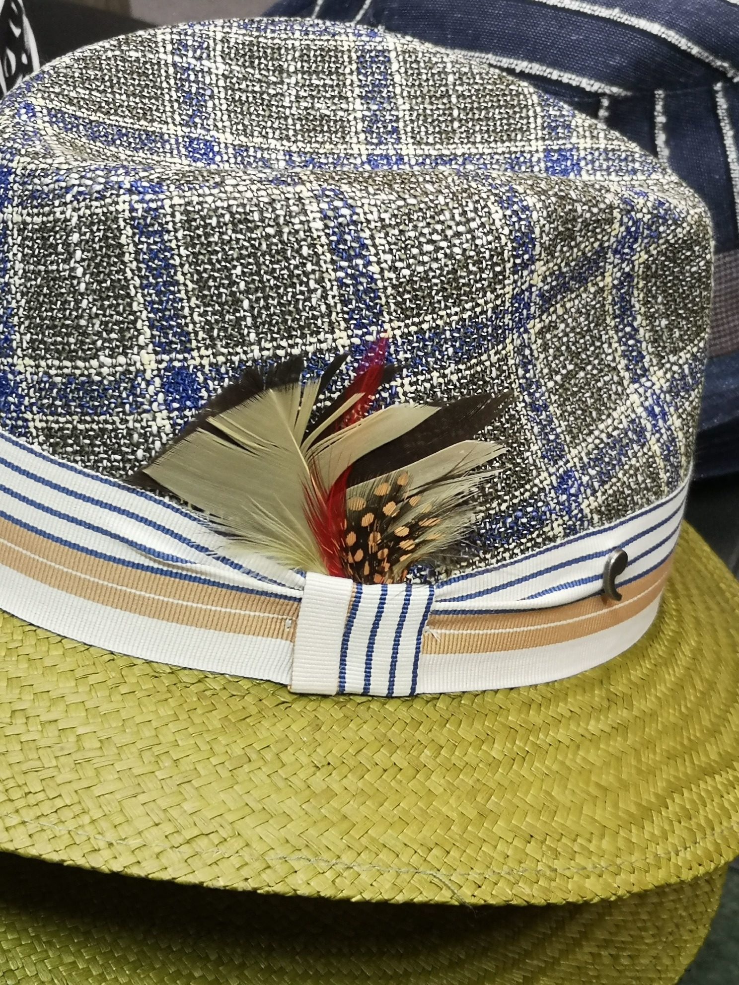 Ein karierter Sommerhut für die Damen von Alfonso Deste mit Federn am Hutband