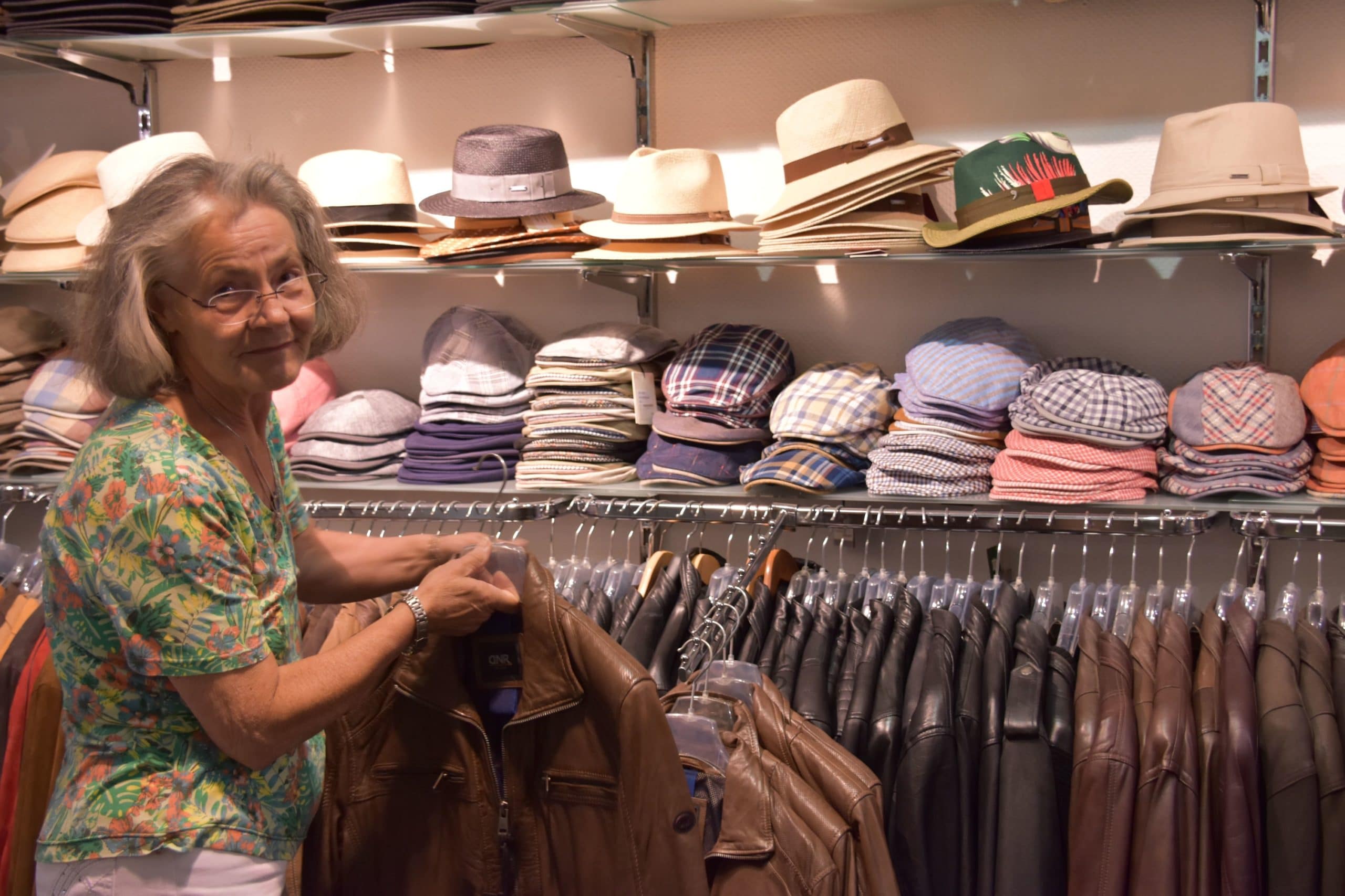 Frau Monreal vor der Herrenabteilung