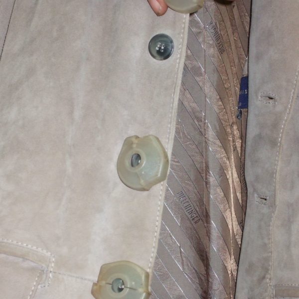 Angebrachter Knopfschutz bei der Reinigung einer Lederjacke