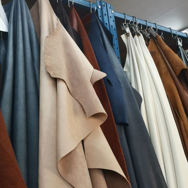 Aufgehangenes Schnittnappaleder von Lamm Pion