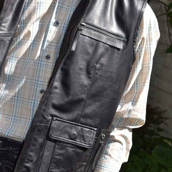 Eine schwarze Nappalederweste für den Herren