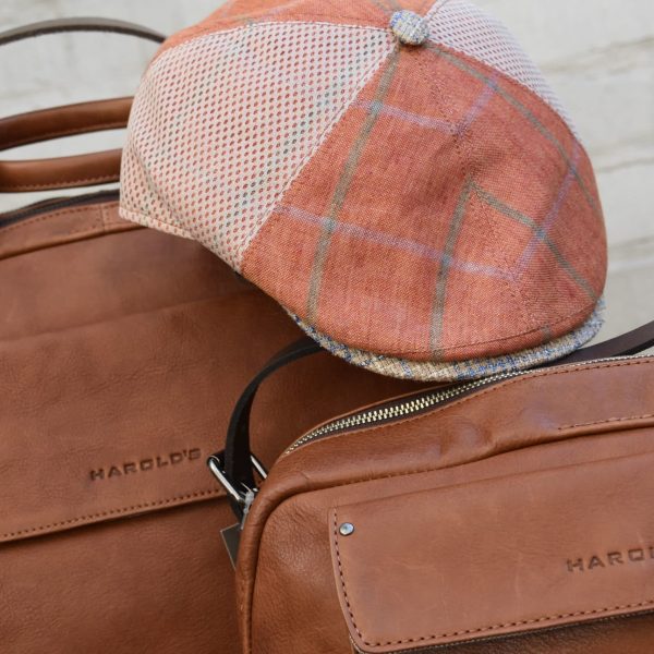 Ledertaschen der Firma Harold's mit der dazu passenden Sommerkappe in Brauntönen