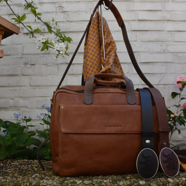 Eine Ledertasche für Laptops der Marke Harold's mit einem dazu passenden Schal und zwei Gürteln inklusive Schnallen