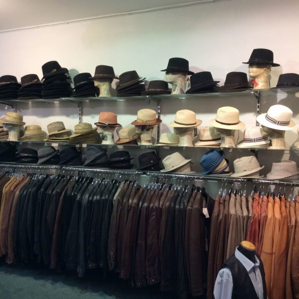 Die Abteilung für Herrenhüte und Herrenjacken
