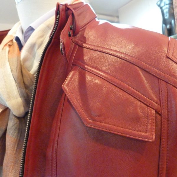 Ein roter Herrenblouson in der Nahaufnahme