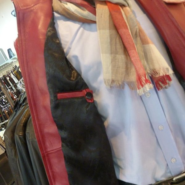 Ein roter Herrenblouson in der Nahaufnahme