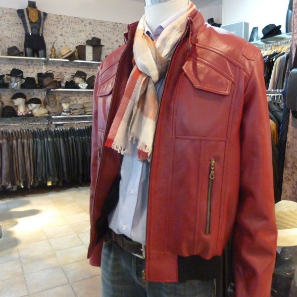 Ein roter Herrenblouson