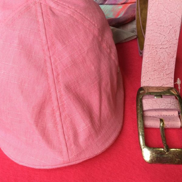 Rosa Kombination einer Sommerkappe mit einem Damenledergürtel