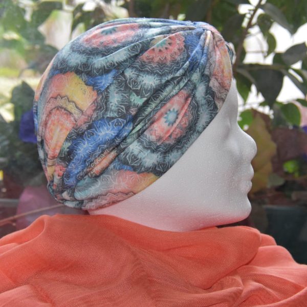 Ein buntes Kopftuch mit unauffälligem Muster